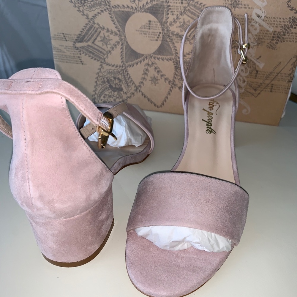 Free People mauve colored women’s shoe